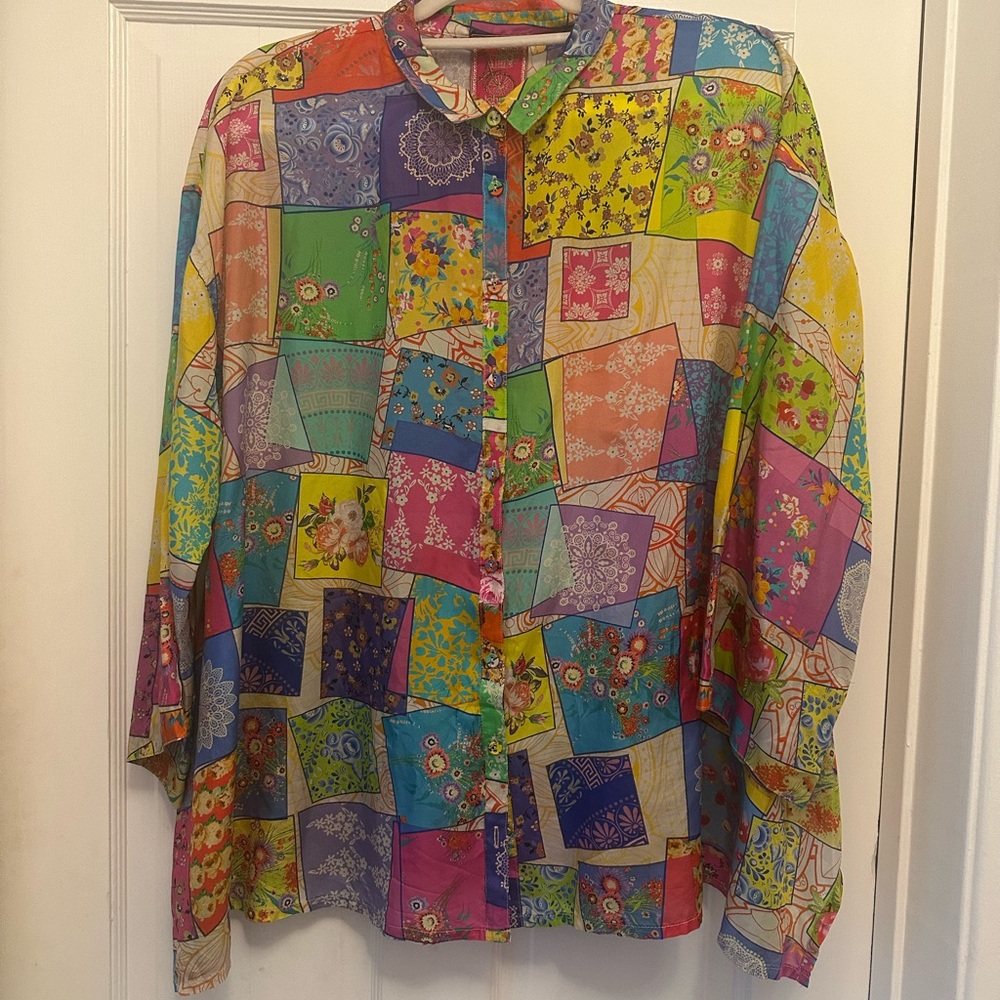 EUC 100% SILK JOHNNY WAS BLOUSE SIZE LARGE. Oversized Design. Covered Buttons.